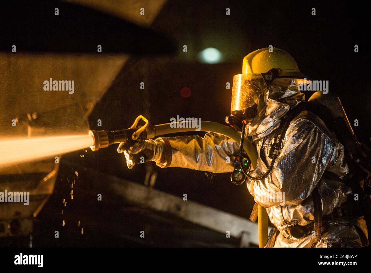 Us-Marines mit Flugzeugen Rettung und Brandbekämpfung (ARFF), Sitz und Hauptverwaltung Squadron (H&HS), Marine Corps Air Station (WAB) Yuma Verhalten wenig Licht hand Line Bohrer während live Training auf MCAS Yuma, Ariz., Nov. 21, 2019 brennen. Hand Linie Übungen konzentrieren sich auf Techniken Kraftstoff Brände von Flugzeugen zu drücken, ARFF Marines Zug monatlich ihre Bereitschaft zu erhöhen, wenn die Reaktion auf Notfälle auf dem Flug. (U.S. Marine Corps Foto von Lance Cpl John Hall) Stockfoto