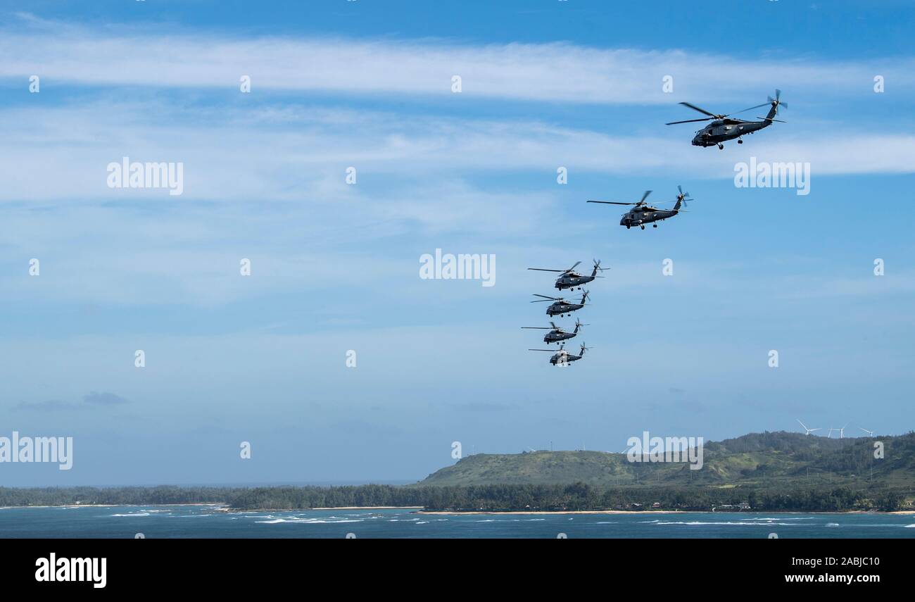 191119-N-NU 281-1044 Kaneohe Bay, Hawaii (Nov. 26, 2019) MH-60R Sea Hawk Hubschrauber zum "Easyriders" der Hubschrauber Maritime Strike Squadron (HSM) 37 fliegen in Formation rund um die Insel Oahu, Nov. 26 befestigt. HSM 37, bei der Marine Corps Base Hawaii in Kaneohe Bay stationiert, ist die größte Expeditionary squadron der US Navy und unterstützt alle Pearl Harbor-basierte der Arleigh-Burke-Klasse geführt - missle Zerstörer und Ticonderoga-Klasse geführt - missle Cruiser. (U.S. Marine Foto von Mass Communication Specialist 2. Klasse Justin R. Pacheco) Stockfoto