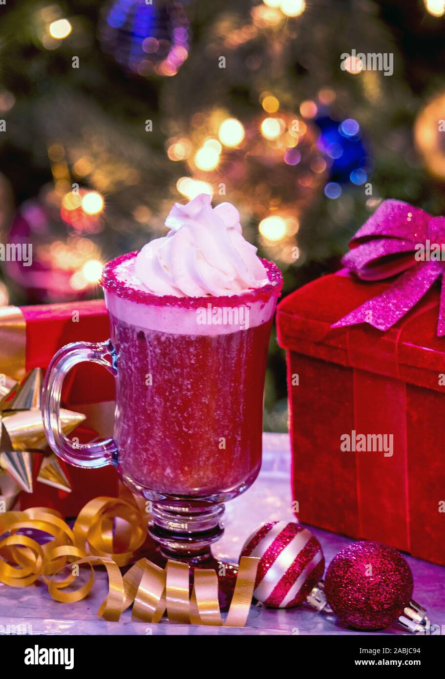 Eine kalte, frozen Strawberry Daiquiri ist ein Favorit auf einen heißen Sommer Strand, aber wie wäre es zu Weihnachten? Hinzufügen einer rot umrandeten Glas Zucker und Top mit Schlagsahne Stockfoto