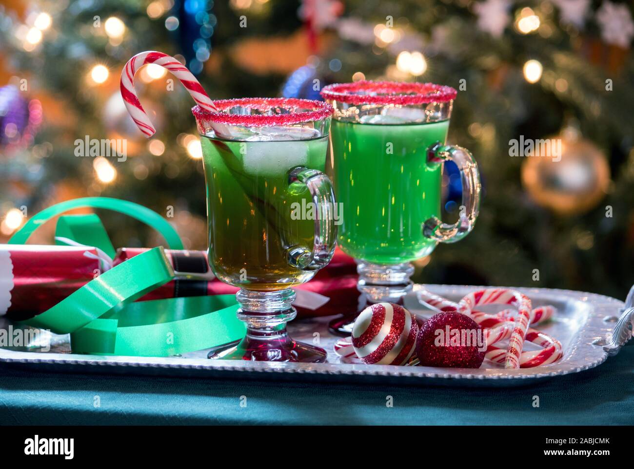 Festliche grün und rot Urlaub Cocktail ist auf einem silbernen Tablett vom Weihnachtsbaum serviert. Stockfoto