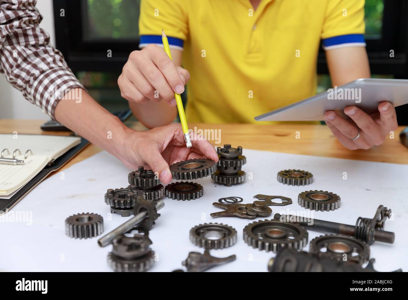 Ingenieur diskutieren und Gestaltung über mechanische Getriebe Teile im Amt. Stockfoto