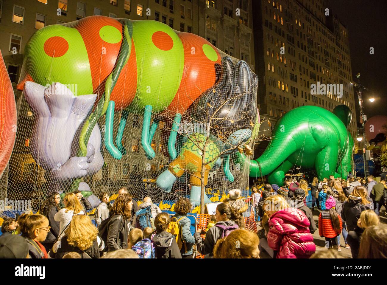 New York, NY, USA. 27 Nov, 2019. Tausende von Zuschauern, die Straßen rund um das Amerikanische Museum der Naturgeschichte, die Inflation für die Ballons für die Macy's Thanksgiving Day Parade zu sehen. Die Zuschauer in der Nähe der Trolle. Credit: Ed Lefkowicz/Alamy leben Nachrichten Stockfoto