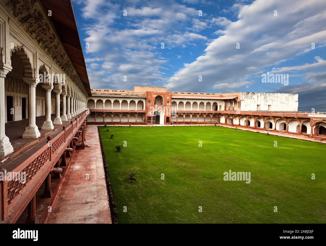 Innenhof mit grünem Rasen in Agra Fort im Blue Sky in Indien Stockfoto