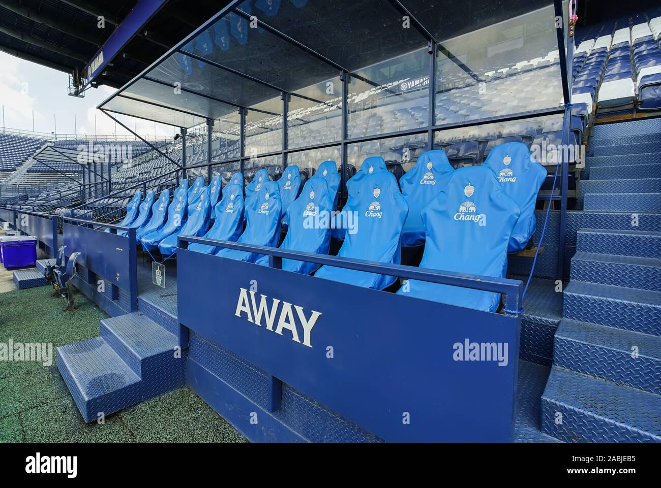 Buriram, Thailand - 11. Oktober 2019: Standfläche von Team Seite in Chang Arena oder Thunder Schloss Stadion von buriram United Football Club in Buriram p Stockfoto