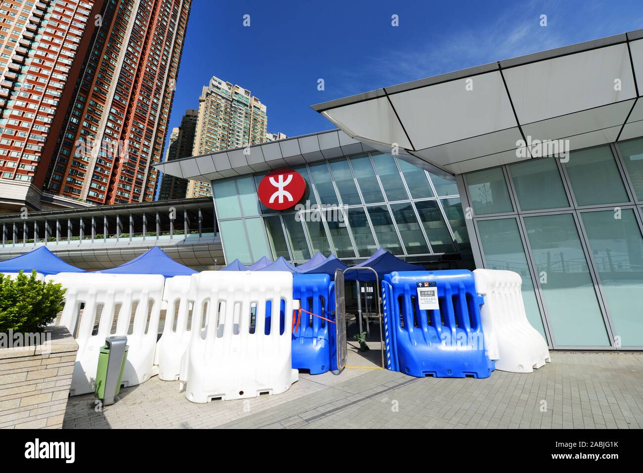 Die West Kowloon Bahnhof mit Polizei, Barrikaden, um die politischen Unruhen in Hongkong während der 2019 Proteste. Stockfoto