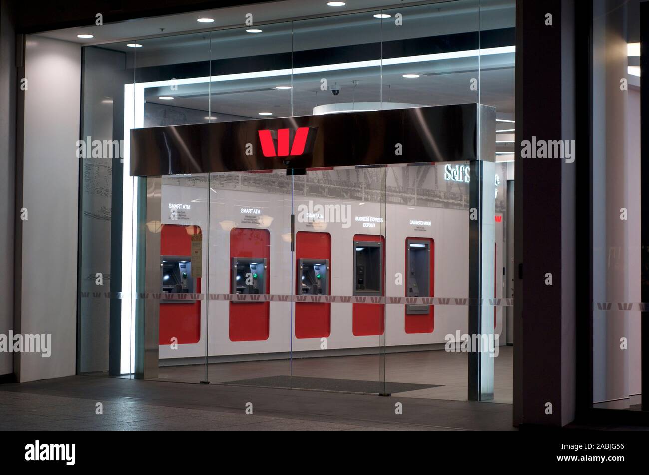 Brisbane, Queensland, Australien - 27 November 2019: Ansicht der Westpac bank Eingangshalle in der Queenstreet mit vielen Geldautomaten im Inneren Stockfoto