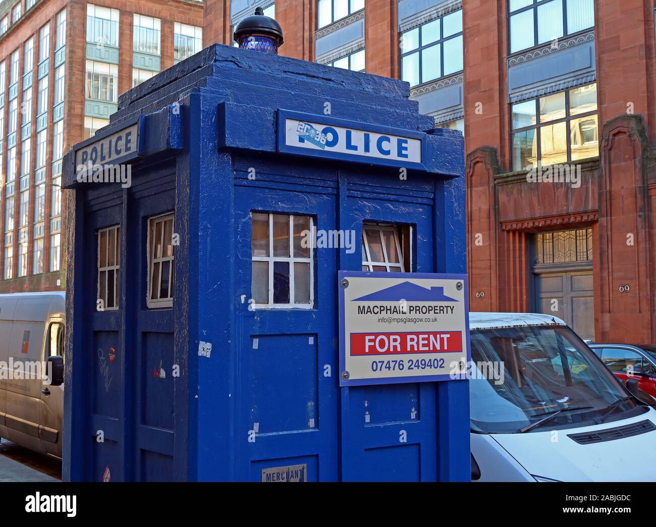 Tardis zu vermieten, Dr Who, blaue Polizei-Box, MacPhail Eigentum, Merchant City, Glasgow, Schottland, Großbritannien, G1 1TX Stockfoto