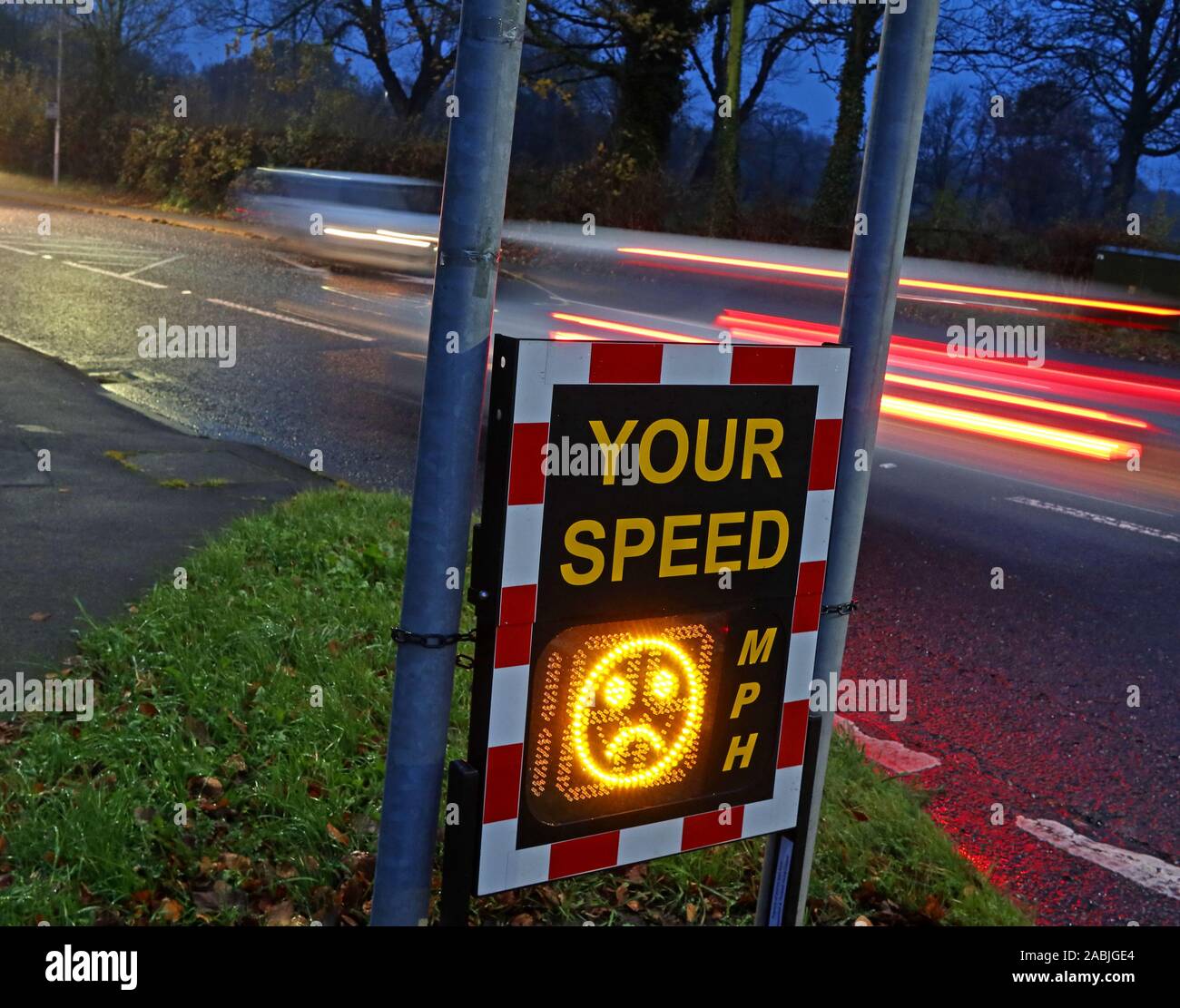 Gemeinschaft Geschwindigkeit Radar prüft, zeigt Ihre Geschwindigkeit in MPH, 50, Knutsford Straße, grappenhall/Massey Bach, Warrington, Cheshire, England UK-traurige Gesicht Stockfoto