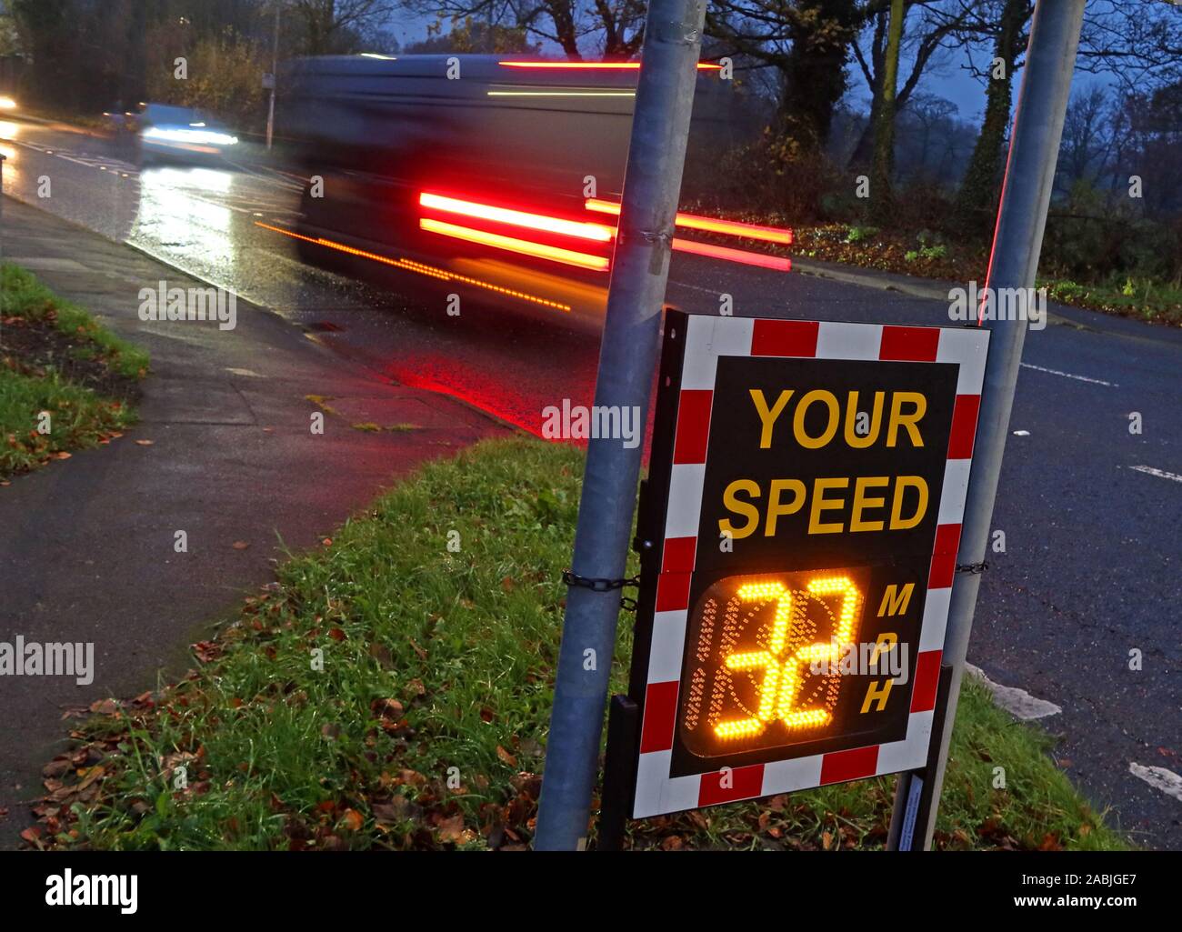 Gemeinschaft Geschwindigkeit Radar prüft, zeigt Ihre Geschwindigkeit 32 KM/H, A50, Knutsford Straße, grappenhall/Massey Bach, Warrington, Cheshire, England, Großbritannien - 30 mph Zone Stockfoto
