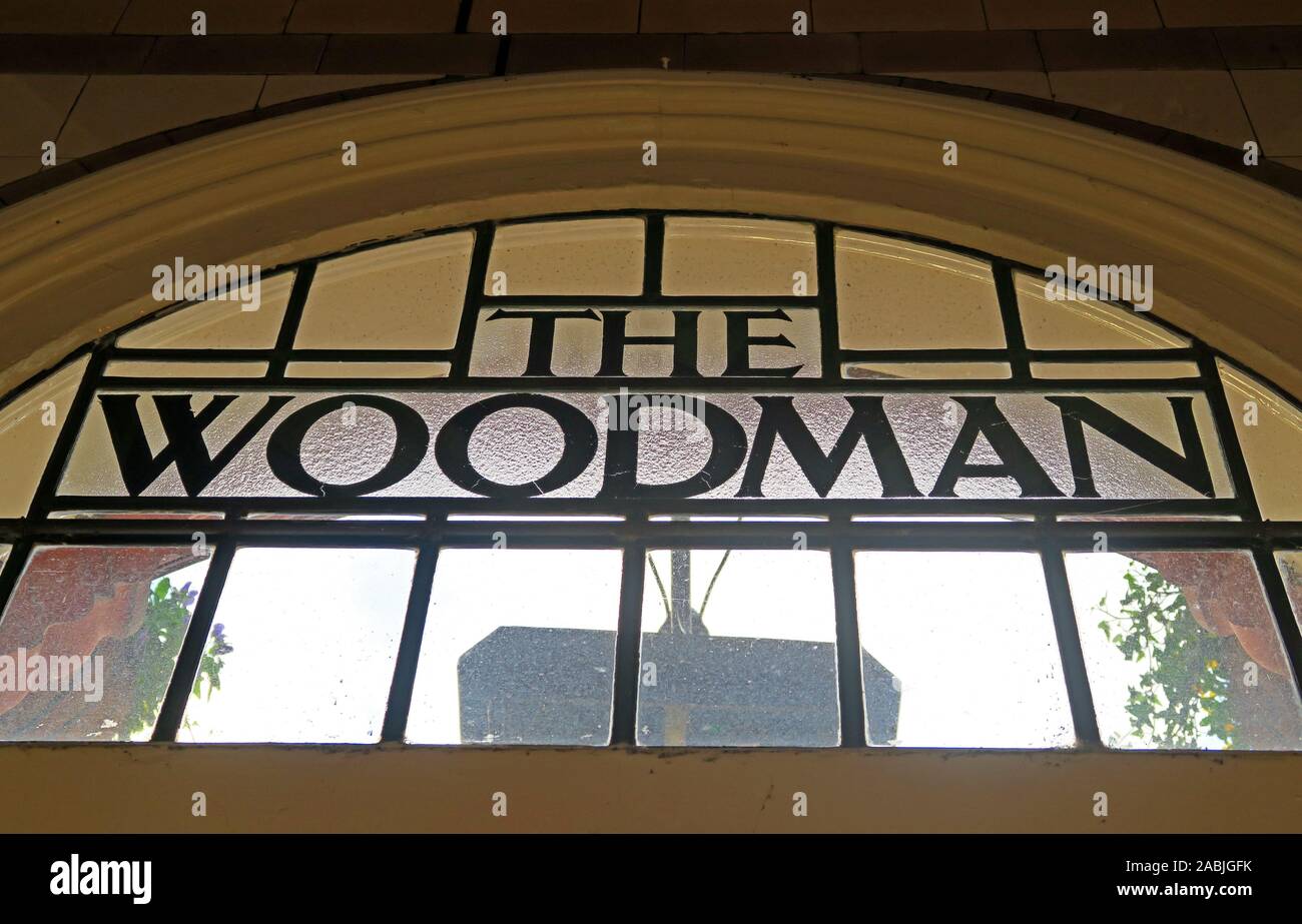 Fensterschild zum Eingang im Woodman Real Ale Pub, New Canal St, Birmingham, West Midlands, England, GB, B5 5RV Stockfoto