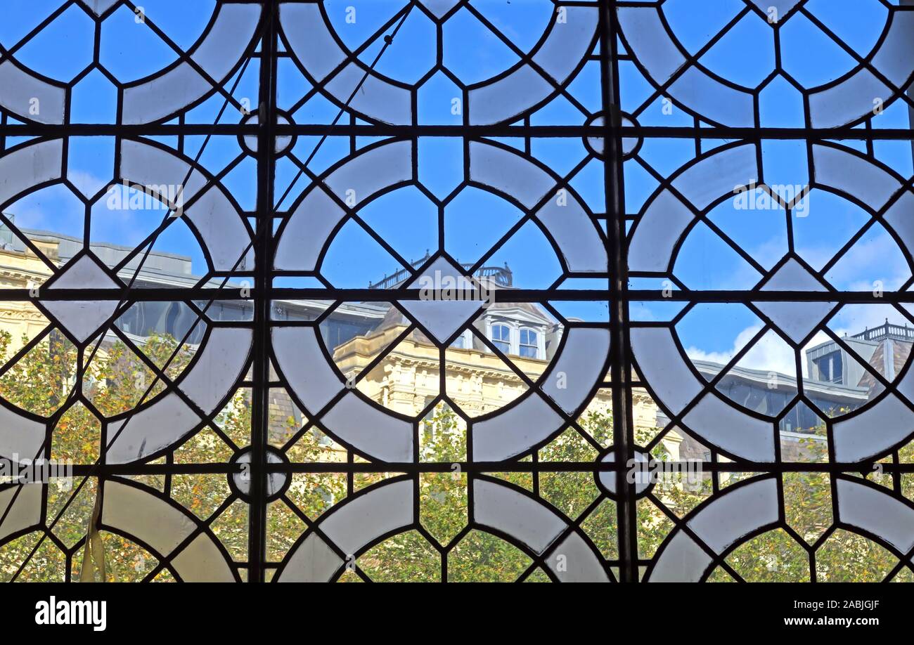 Fensterdetails in der St Philips Cathedral, St. Philips Place, Birmingham, West Midlands, England, Großbritannien, B3 2RB Stockfoto