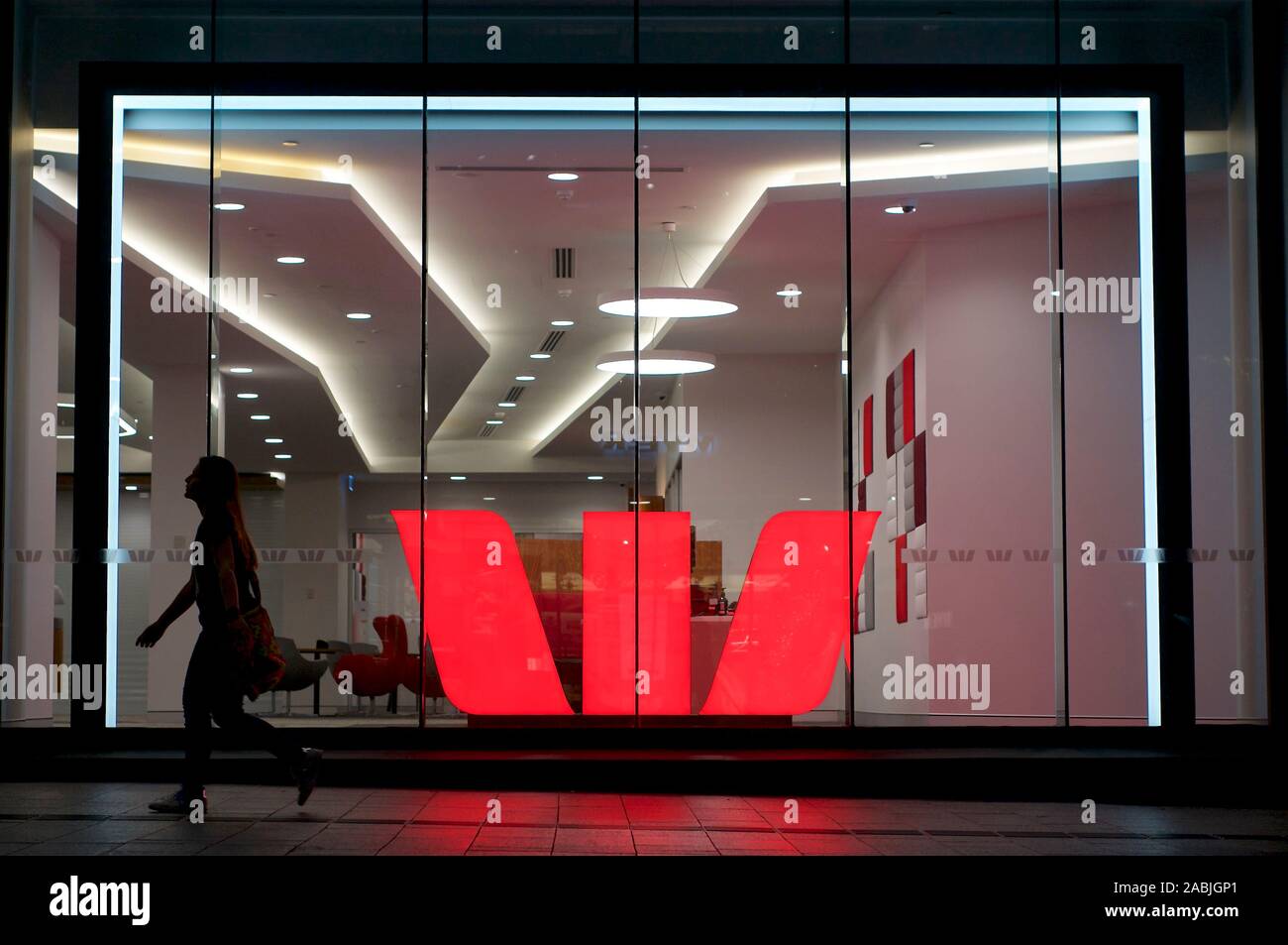 Brisbane, Queensland, Australien - 27 November 2019: Blick auf die beleuchtete Westpac logo hinter einer Glaswand in der queenstreet Mall in Brisbane, wh Stockfoto