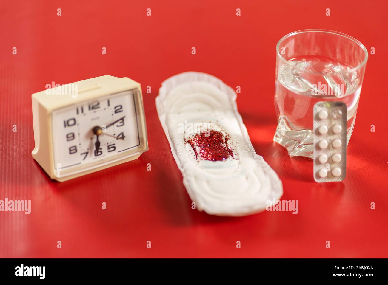 Nahaufnahme der Frau hygiene Schutz auf rotem Hintergrund Stockfoto