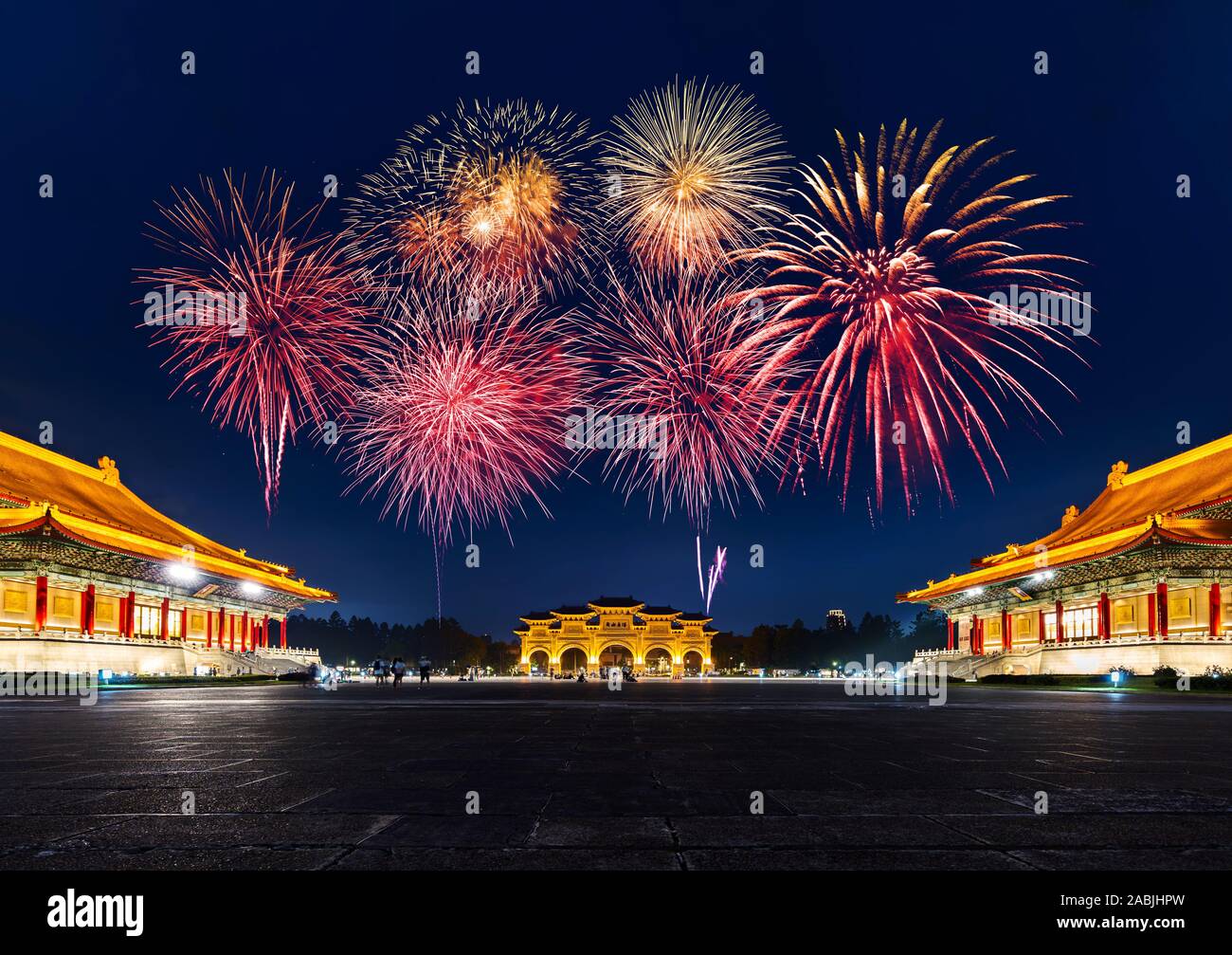 Feuerwerk feiert über der Chiang Kai-Shek Memorial Hall bei Nacht in Taipei, Taiwan Stockfoto