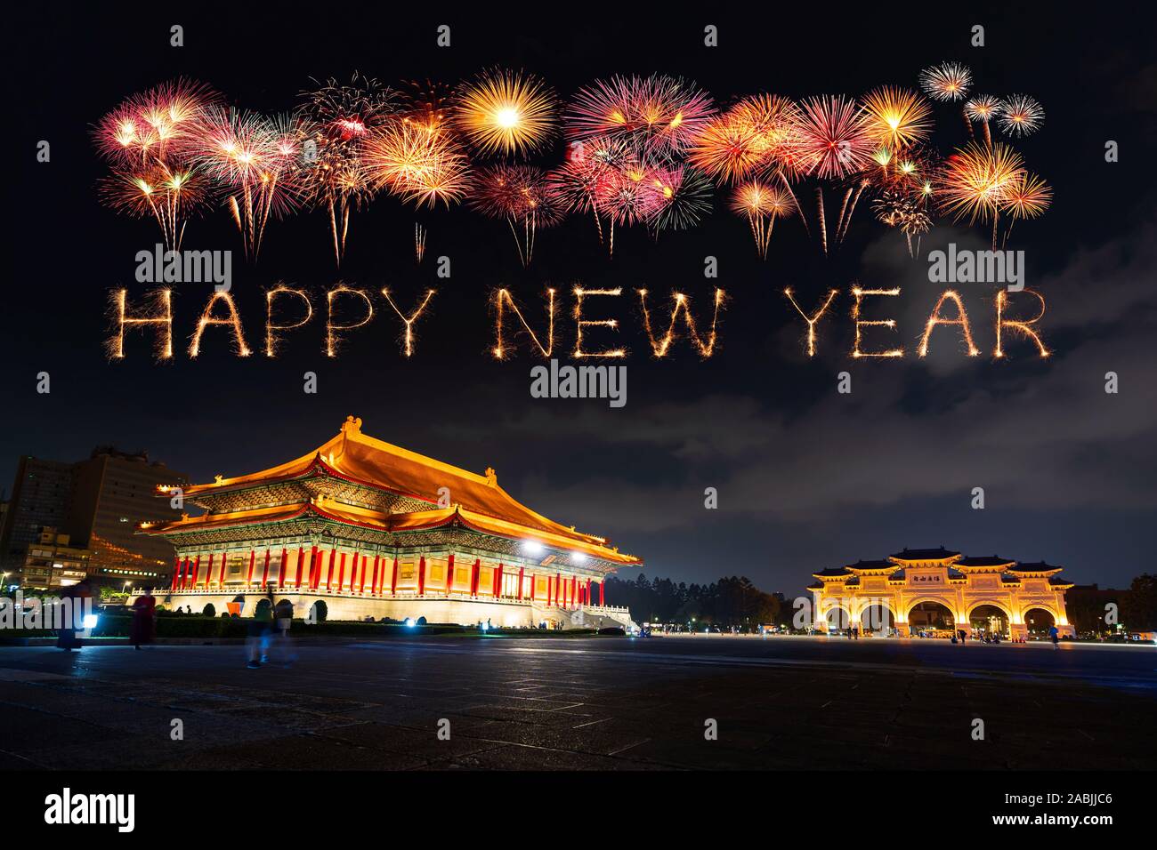 Frohes neues Jahr Feuerwerk feiert über der Chiang Kai-Shek Memorial Hall bei Nacht in Taipei, Taiwan Stockfoto