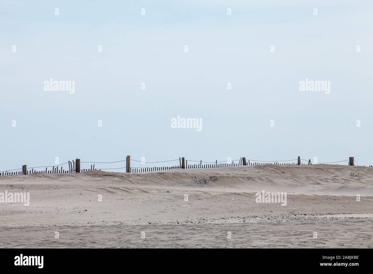 Sanddünen und ein teilweise begraben sand Zaun an der Atlantischen Küste von Assateague Island, Maryland, USA. Assateague Island National Seashore. Stockfoto