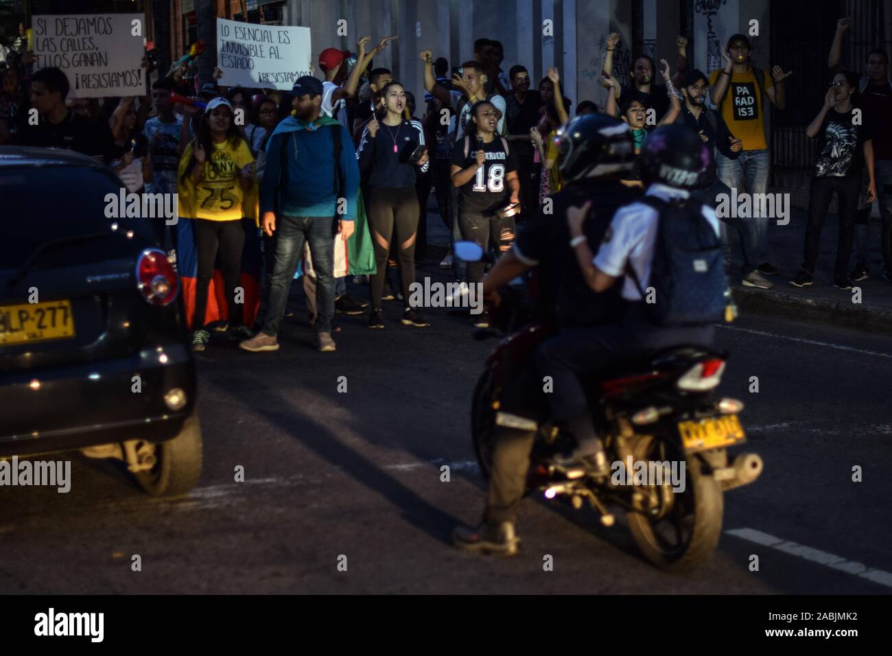 Friedliche Proteste block Hauptstraßen, eine Woche nach dem bundesweiten Streik in Cali, Kolumbien, Mittwoch, November 27, 2019. Stockfoto