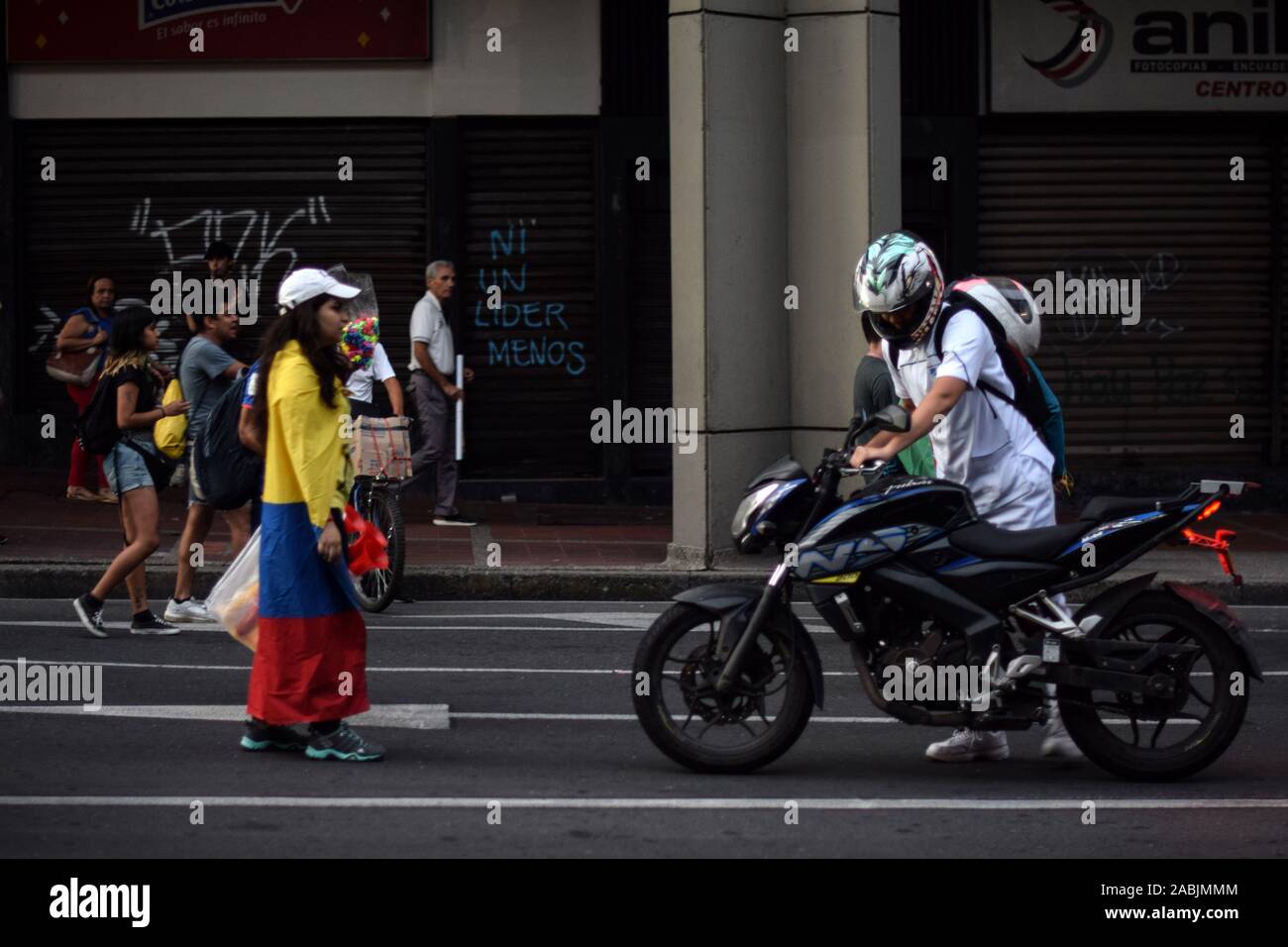 Junge Demonstrant macht Motorrad fahrer drehen, um während der Sperrung des Verkehrs. Friedliche Proteste weiterhin eine Woche nach dem bundesweiten Streik in Cali, C Stockfoto