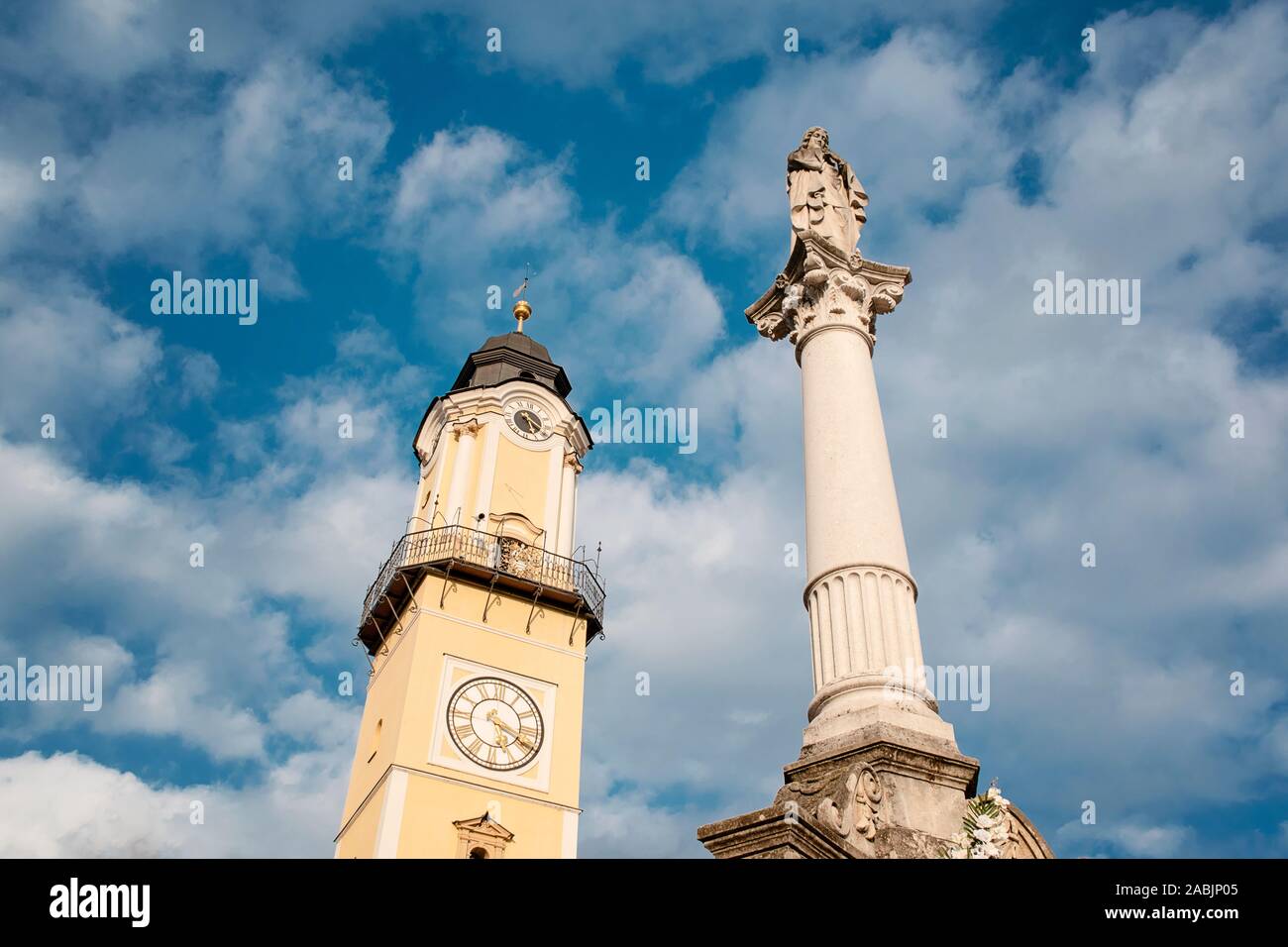 Alte Hauptplatz in Banska Bystrica, Slowakei, Central Europe. Clock Tower, Mariensäule in sonniger Tag. Blauer Himmel und Wolken im Hintergrund. Stockfoto