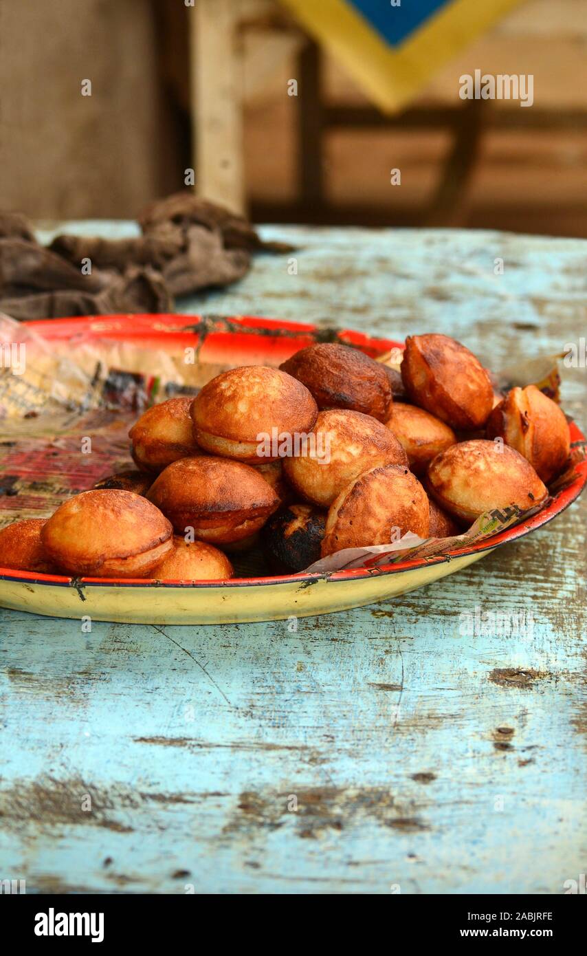 Mandazi, traditionelle tansanische Street Food, Ostafrika Stockfoto