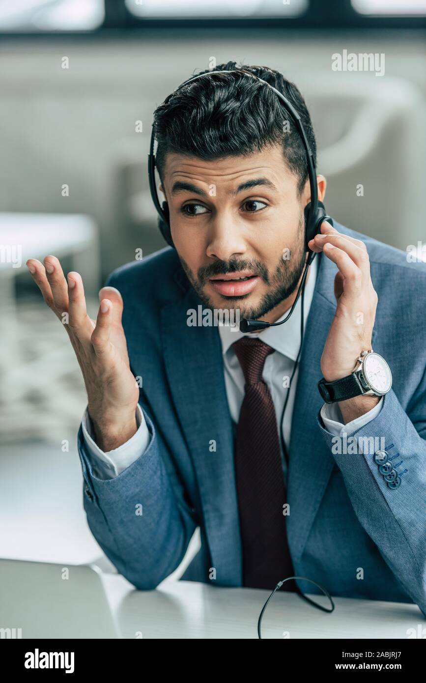 Call Center Betreiber in Headset mit Empörung Geste entmutigt Stockfoto