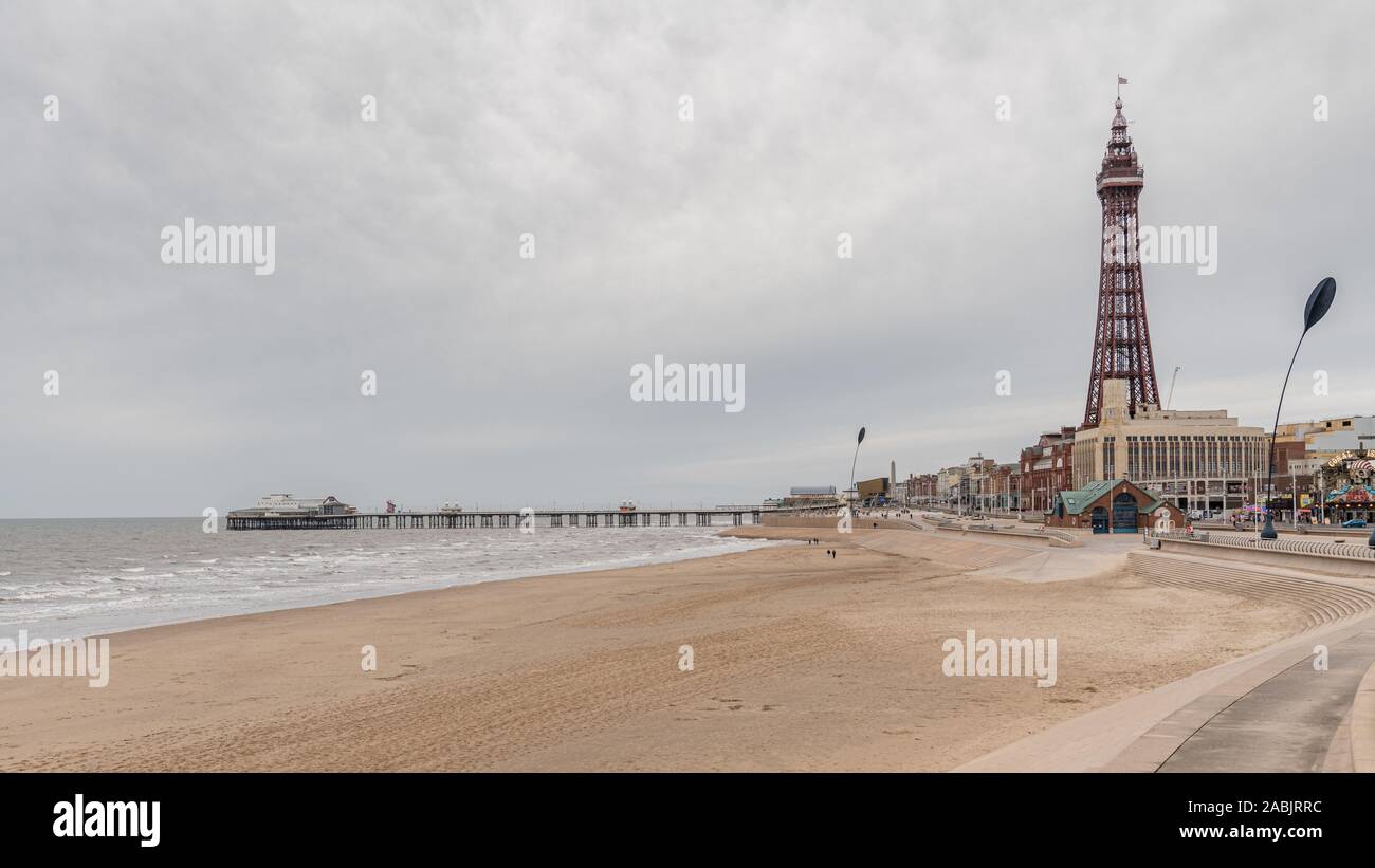 Blackpool, England, Großbritannien - 28 April, 2019: Blick vom Strand in Richtung der Blackpool Tower und der North Pier Stockfoto