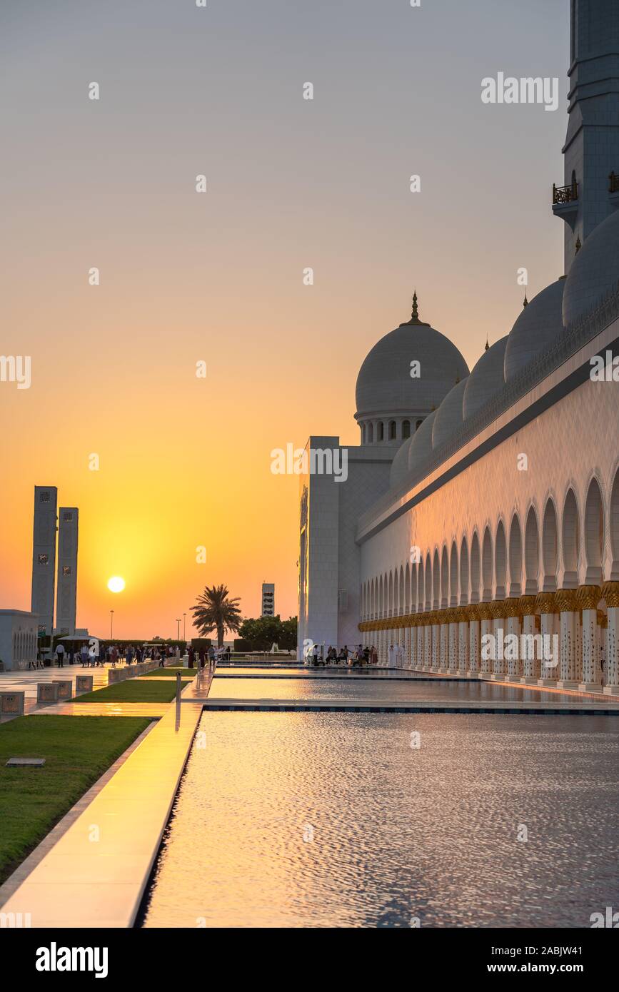 Schöner Sonnenuntergang in der Scheich Zayed Moschee in Abu Dhabi. Stockfoto