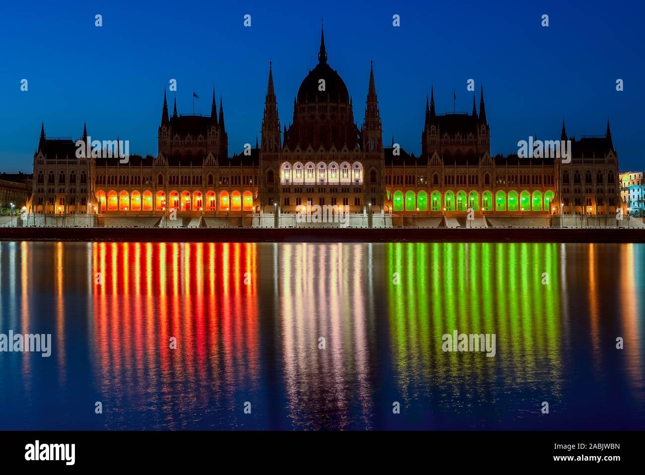 Das ungarische Parlament hell mit den nationalen Farben. Stockfoto