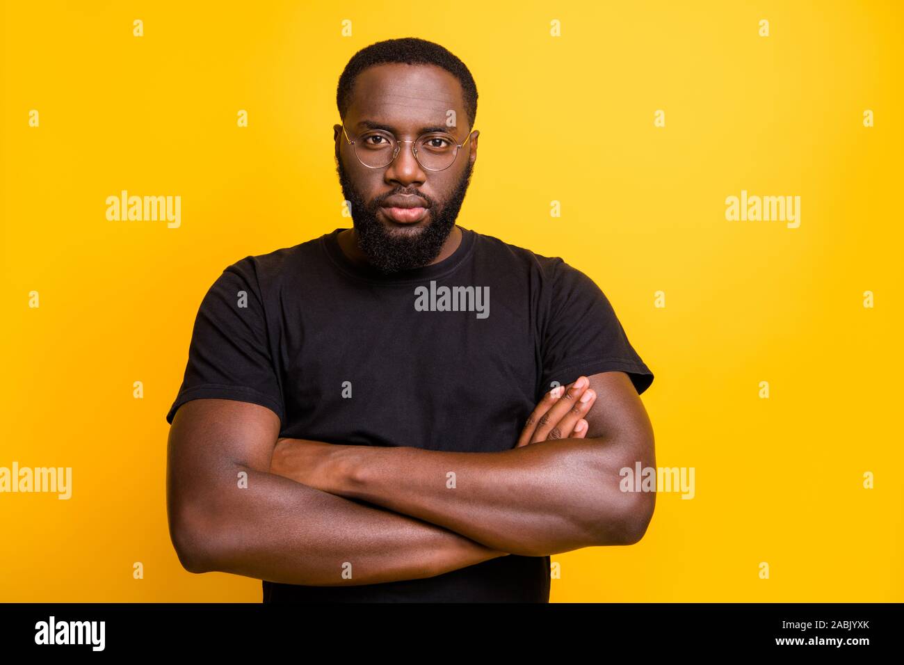 Foto von Ernst überzeugt man Smart beobachten Sie hören Sie aufmerksam das Tragen informelle Kleidung akzeptieren Sie Job isoliert lebendige Farben Stockfoto