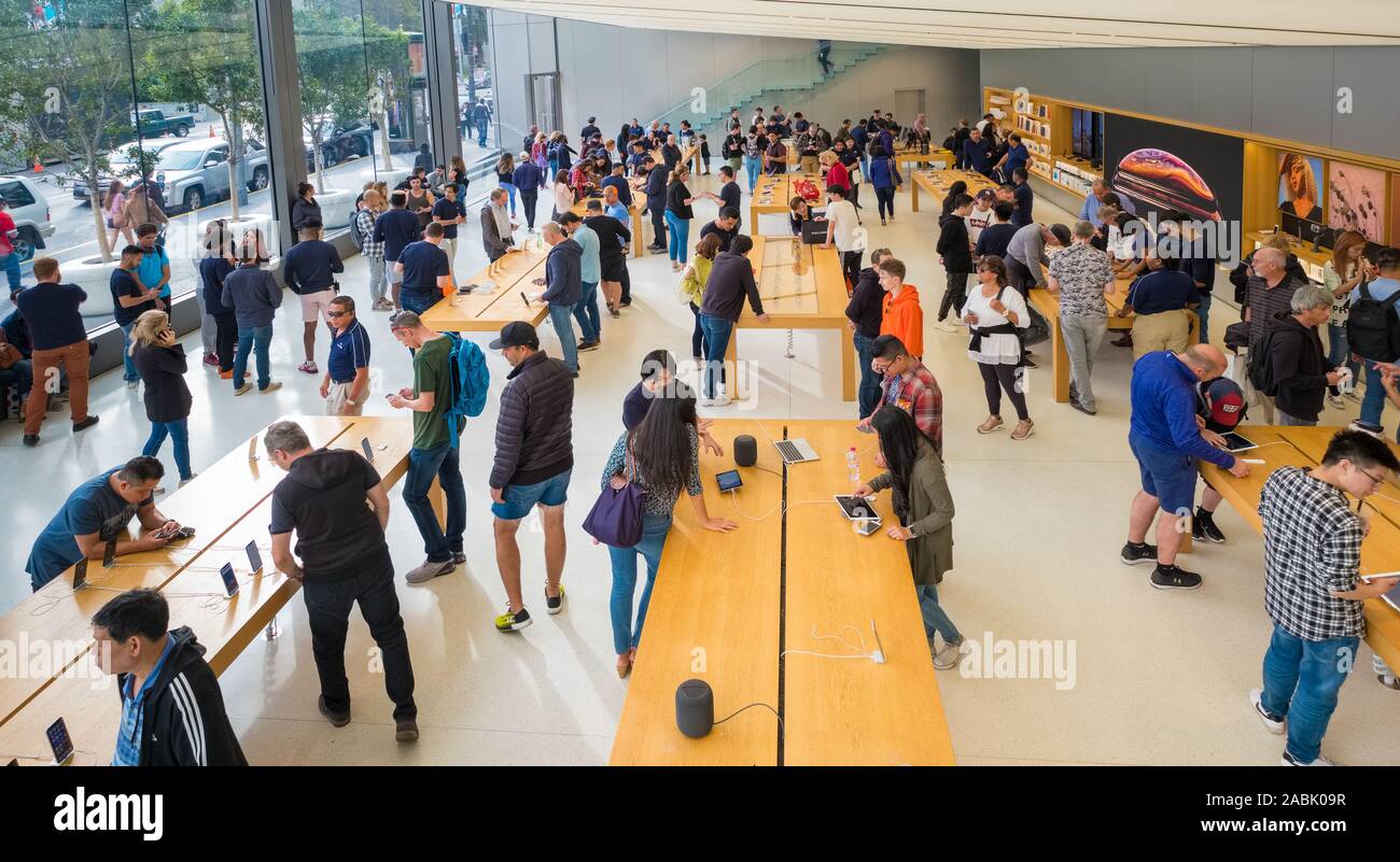 SAN FRANCISCO, USA, - Oktober 28, 2018: Kunden surfen im Apple Store, Sanfrancisco, Kalifornien, USA. Stockfoto