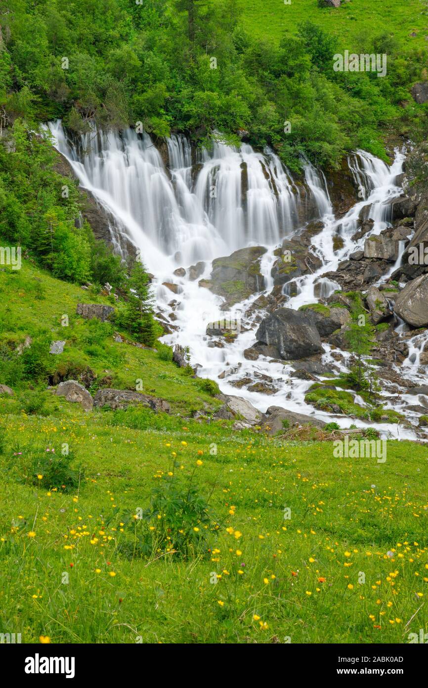 Karstige Wasserfall bi de Sibe Bruenne (' an der sieben Quellen"), unterhalb des Flueschafberg Klippen. Berner Oberland, Schweiz Stockfoto