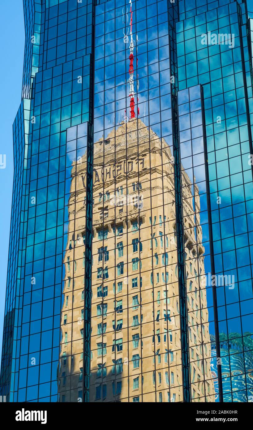 MINNEAPOLIS, USA, AUGUST, 8, 2019: eine refllection der markanten Foshay Gebäude in Minnaepolis, USA. Stockfoto