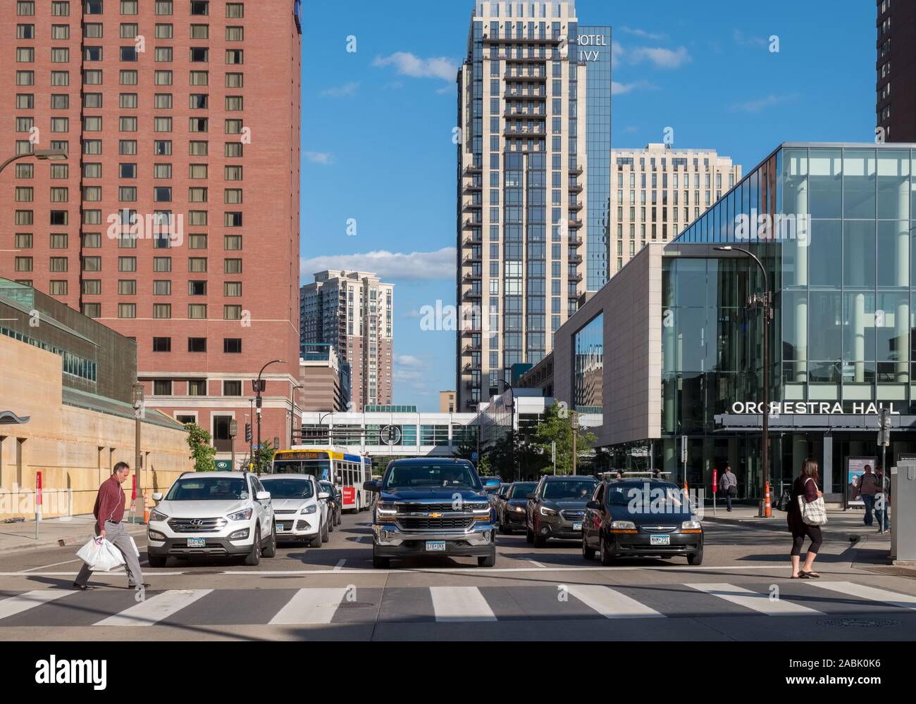 MINNEAPOLIS, USA, August 8, 2019: Verkehr auf S 11. Street, Minnaepolis, USA. Stockfoto