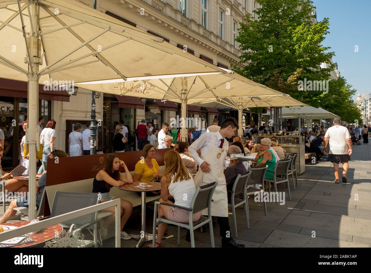 Wien, ÖSTERREICH, August, 17, 2018: Cafe Sacher auf der Kärntner Straße in Wien, Österreich Stockfoto
