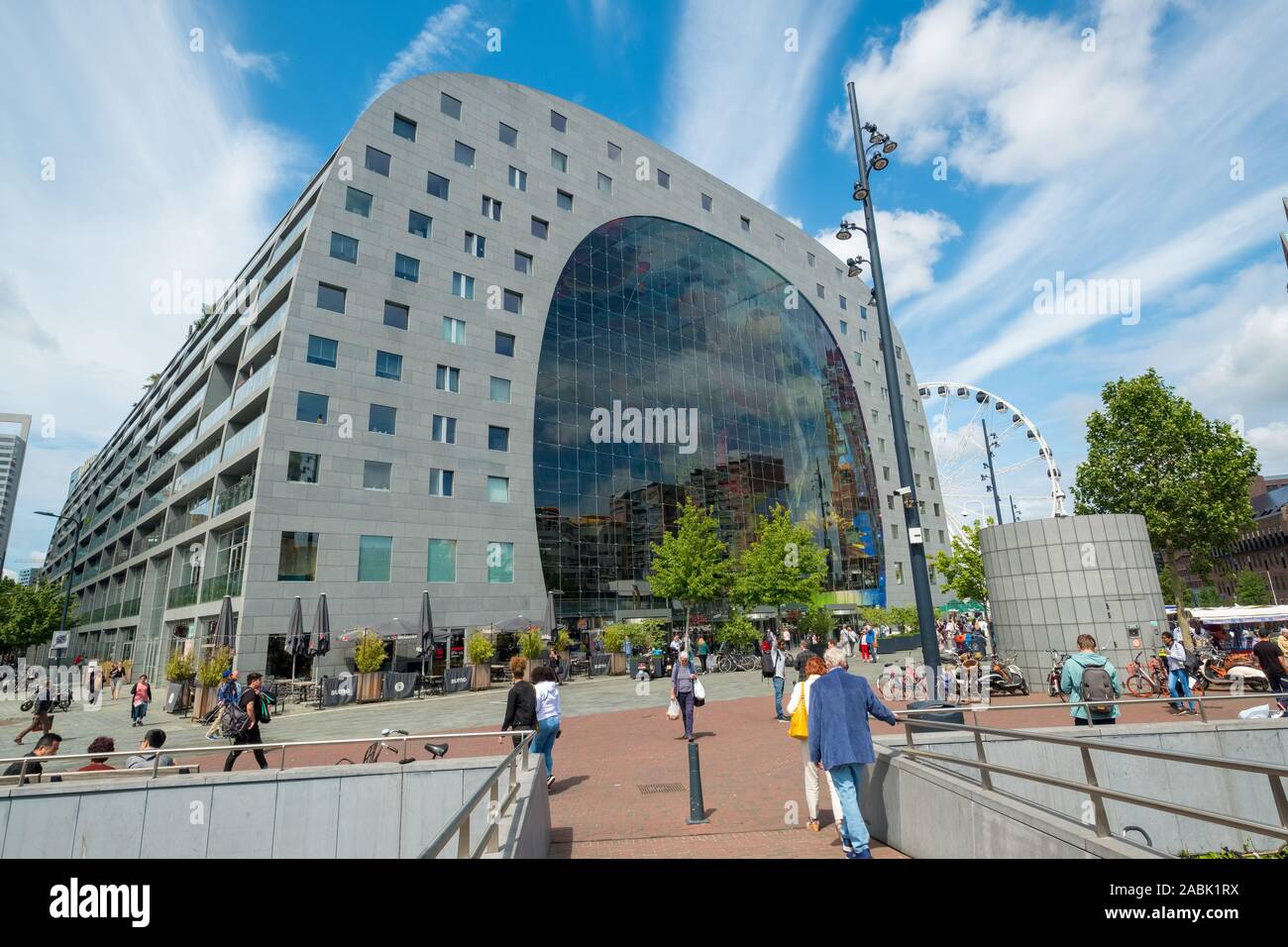 ROTTERDAM, NIEDERLANDE, Juli 9, 2019: Die Rotterdam Markthal (Markthalle) in Rotterdam, Niederlande, Europa. Stockfoto