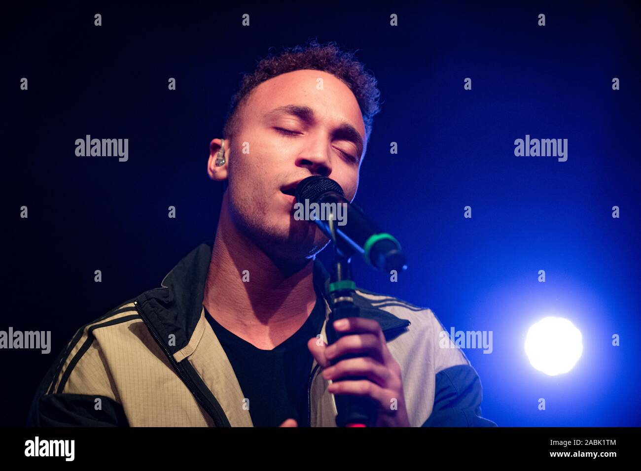 Kopenhagen, Dänemark. 27 Nov, 2019. Die dänische Sängerin und Songwriterin Alexander Oscar führt ein Live Konzert bei VEGA in Kopenhagen. (Foto: Gonzales Foto/Nikolaj Bransholm/Alamy Live News). Stockfoto