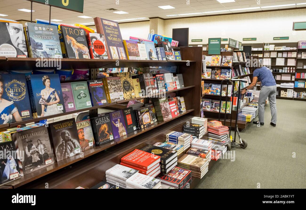 MINNEAPOLIS, USA, AUGUST, 8, 2019: Bücher in einer Buchhandlung in Minnaepolis, USA. Stockfoto