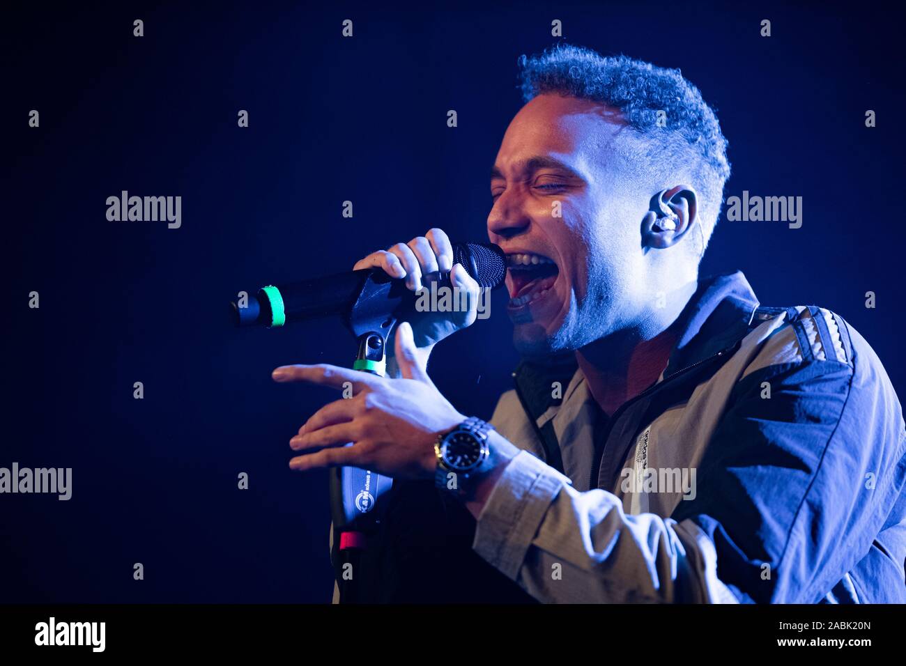 Kopenhagen, Dänemark. 27 Nov, 2019. Die dänische Sängerin und Songwriterin Alexander Oscar führt ein Live Konzert bei VEGA in Kopenhagen. (Foto: Gonzales Foto/Nikolaj Bransholm/Alamy Live News). Stockfoto