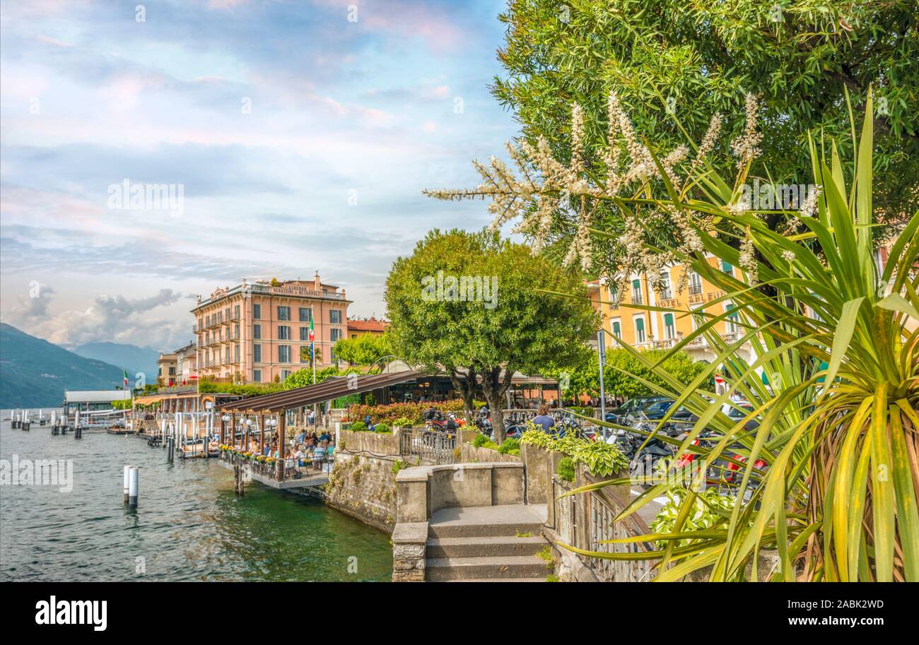 Waterfront von Bellagio am Comer See vom See, Lombardei, Italien gesehen Stockfoto