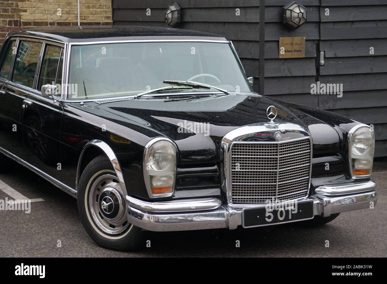 Iconic schwarz Mercedes-Benz 600, Modell W100, in Barnes, London, UK geparkt Stockfoto