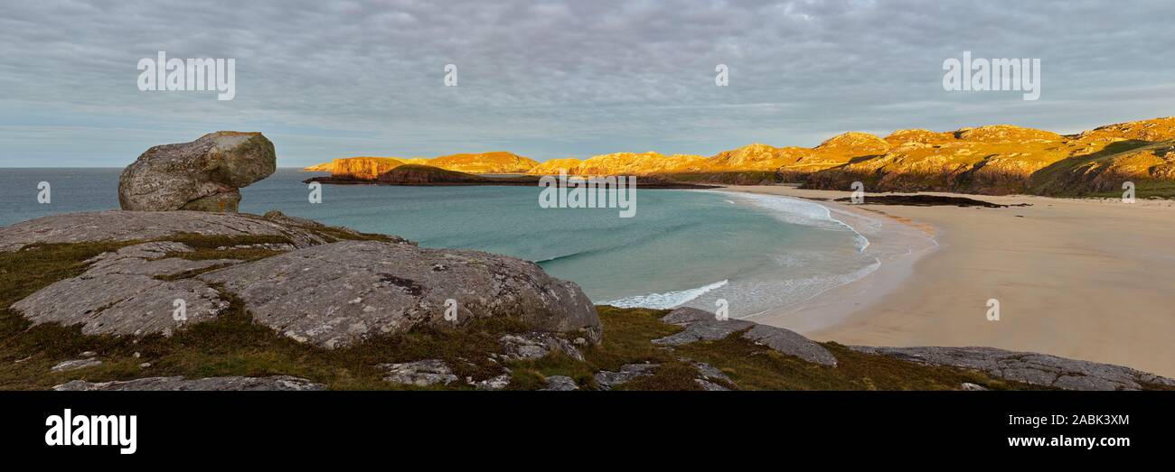 Oldshoremore Bay in der Nähe von Kinlochbervie, Sutherland, Highland, Schottland. Panoramablick Stockfoto