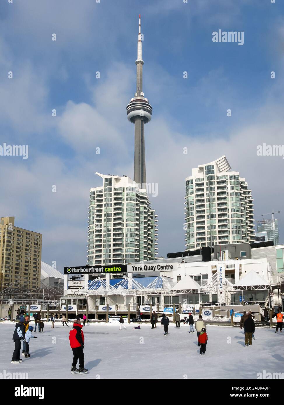 Leute Eislaufen am Eislaufplatz bei Harbourfront Centre und dem CN Tower in Toronto, Ontario, Kanada Stockfoto