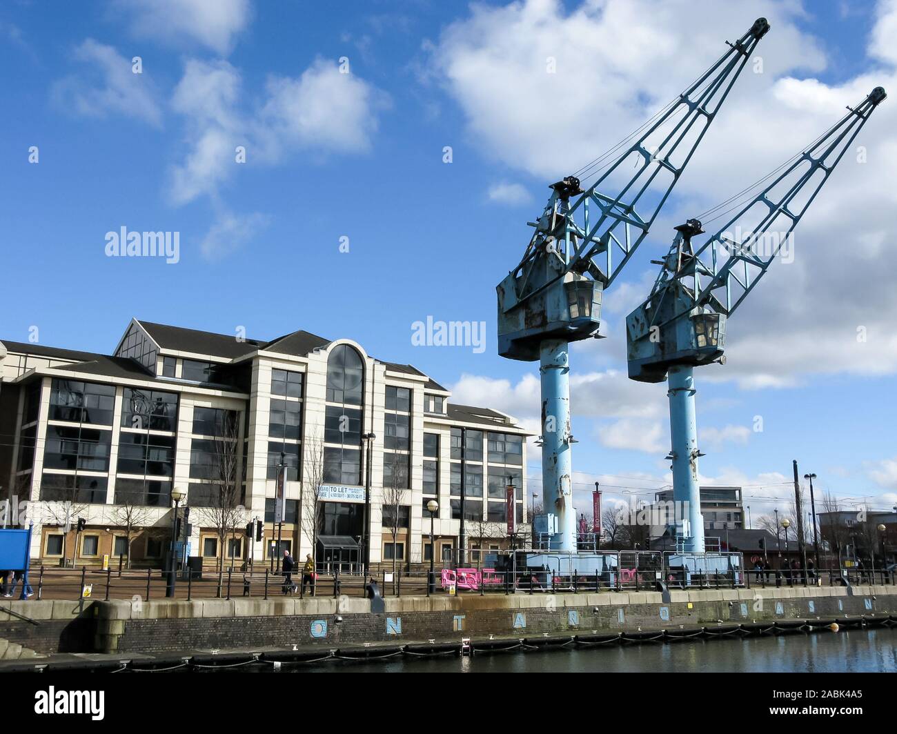 Dock Kräne am Ontario Becken, die Quays, Salford, Manchester, England, Großbritannien Stockfoto