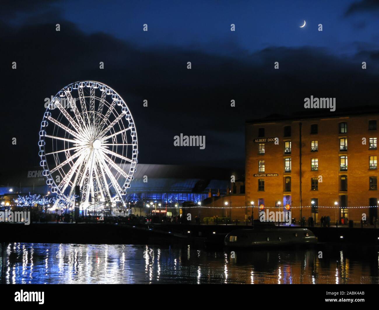 Mond über Albert Dock Warehouses und Rad in der Nacht leuchtenden, Liverpool, England, UK Stockfoto
