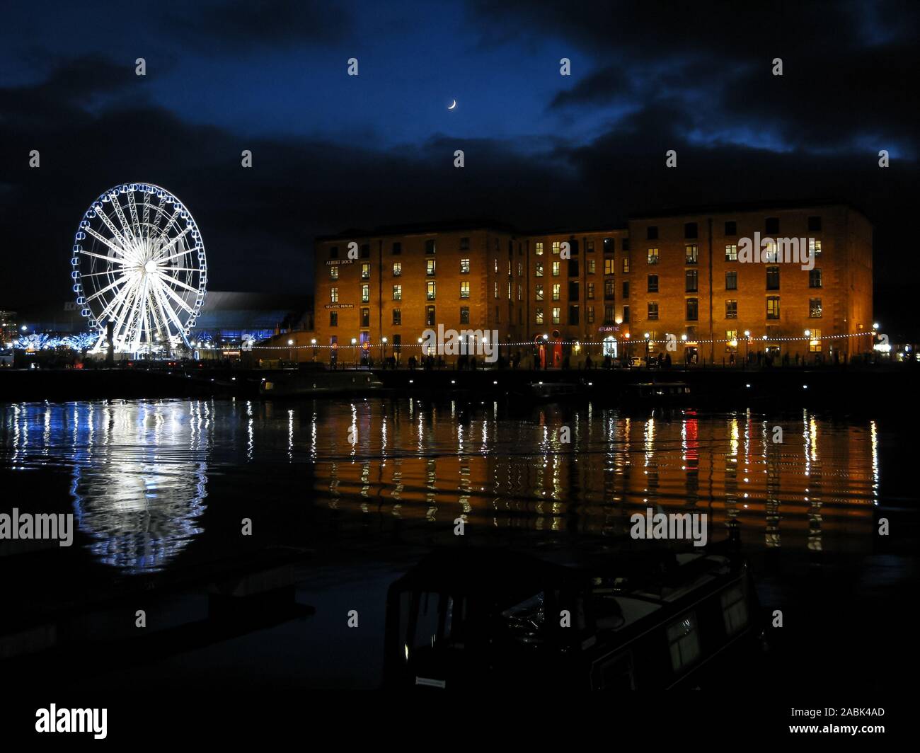 Mond über Albert Dock Warehouses und Rad in der Nacht leuchtenden, Liverpool, England, UK Stockfoto