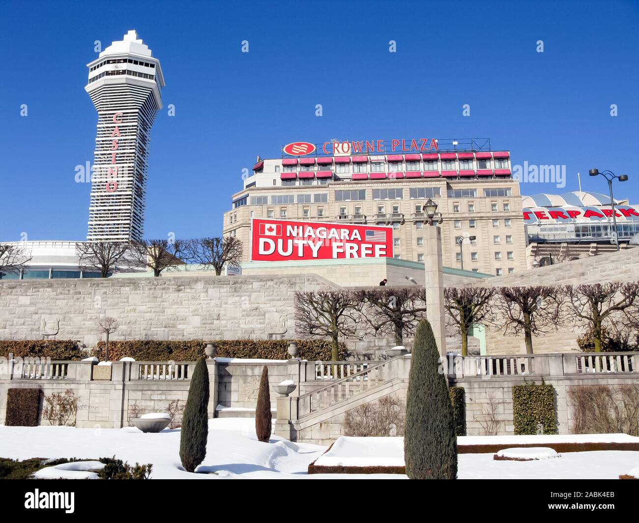 Crowne Plaza Hotel, Casino und duty free Zeichen auf der kanadischen Seite der Niagara Falls, Ontario Stockfoto