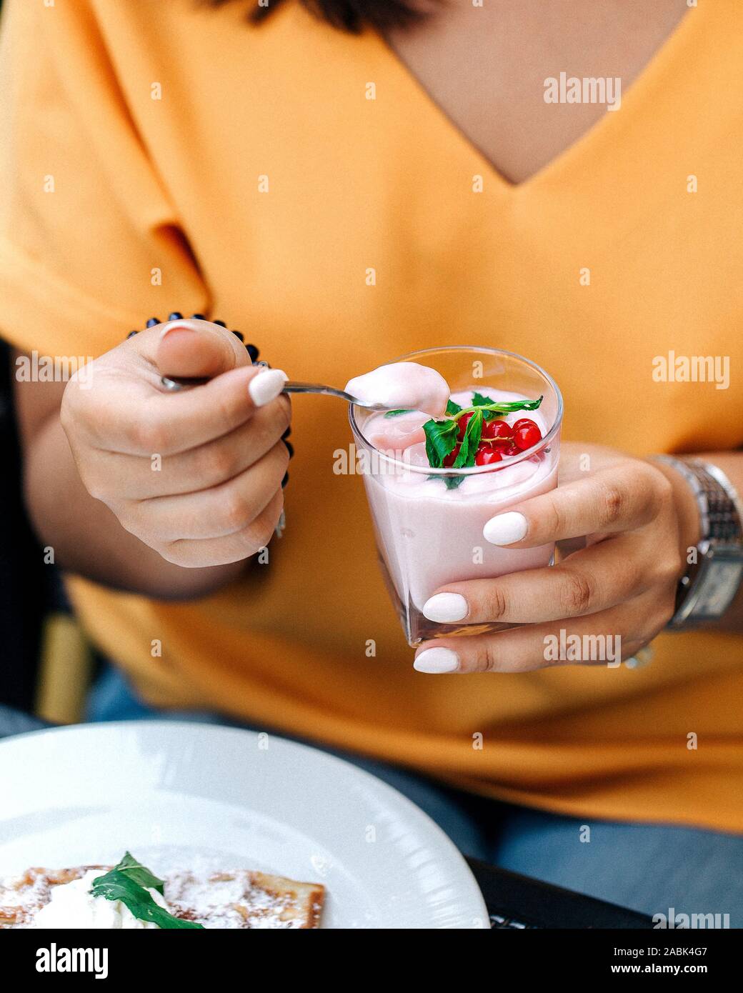 Obst Joghurt im Glas serviert. Stockfoto