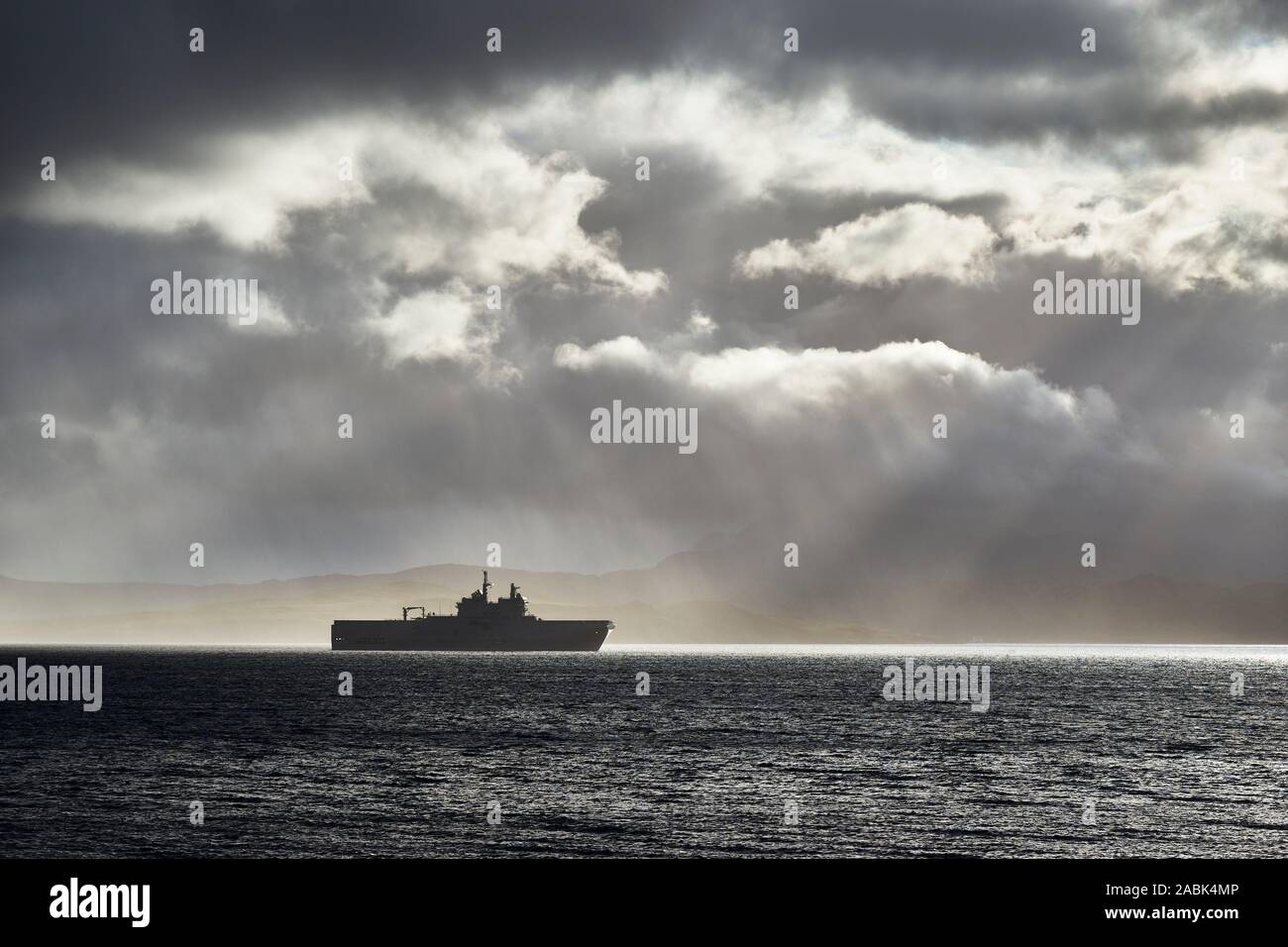 Das französische Schiff Tonnerre der Marine Nationale, ein amphibisches Hubschrauber Carrier. Im Vereinigten Königreich - Französisch Übung Griffin Streik in der Gruinard Bay Stockfoto