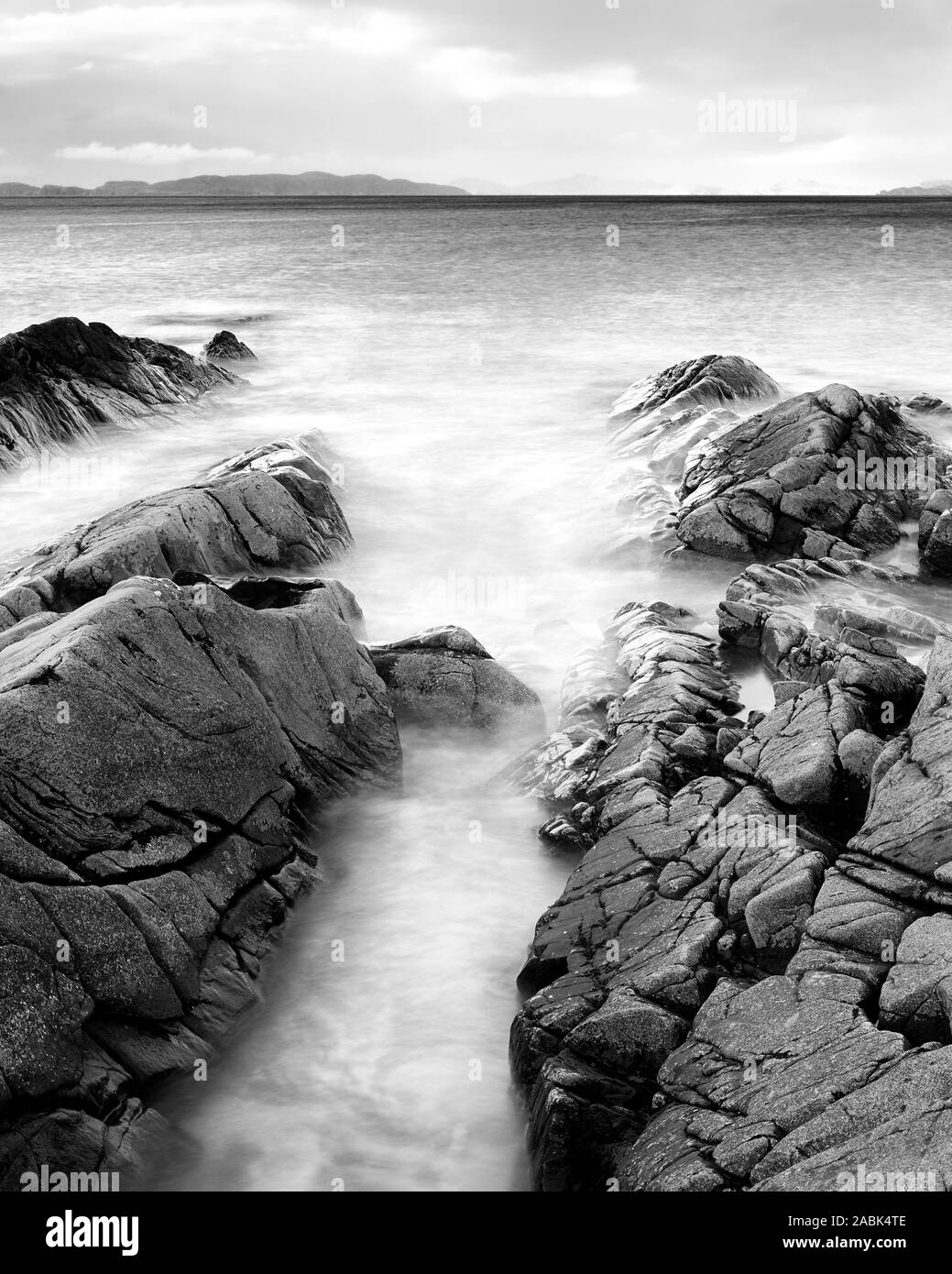 Felsen und die Flut an der Mellon Udrigle Strand, Gruinard Bay, Wester Ross, Highland, Schottland. Schwarz und Weiß. Schwarz und Weiß Stockfoto