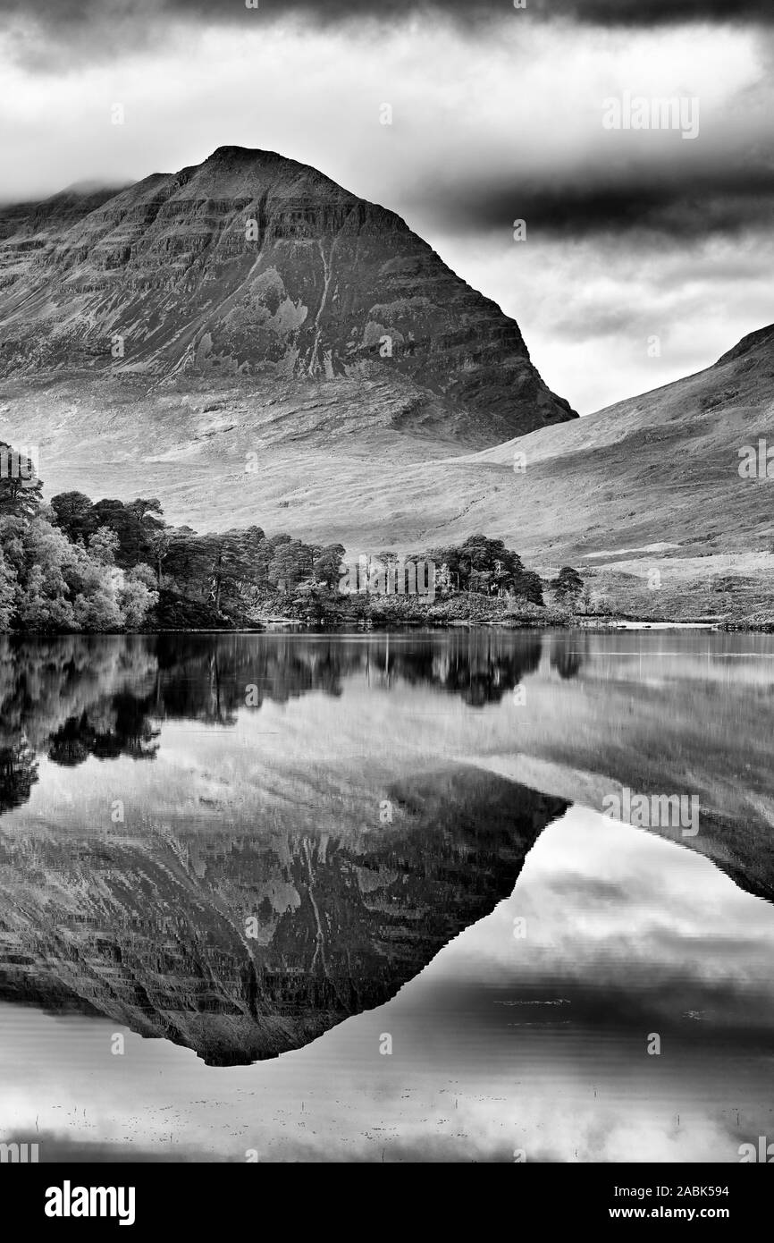 Liathach spiegelt sich im Loch Clair, Torridon, Wester Ross, Highland, Schottland. Schwarz und Weiß. Stockfoto